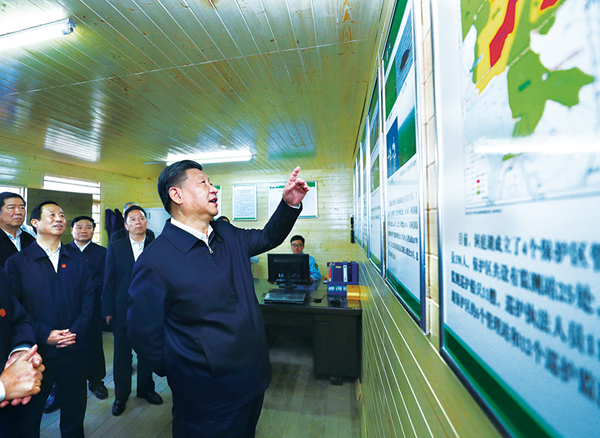 2018年4月26日下午，中共中央總書記、國家主席、中央軍委主席習(xí)近平在武漢主持召開深入推動長江經(jīng)濟(jì)帶發(fā)展座談會并發(fā)表重要講話。這是座談會前，習(xí)近平于25日下午在東洞庭湖國家級自然保護(hù)區(qū)巡護(hù)監(jiān)測站考察。 新華社記者 鞠鵬/攝