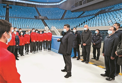 1月18日至20日，中共中央總書(shū)記、國(guó)家主席、中央軍委主席習(xí)近平在北京、河北考察，并主持召開(kāi)北京2022年冬奧會(huì)和冬殘奧會(huì)籌辦工作匯報(bào)會(huì)。這是18日上午，習(xí)近平在位于北京市海淀區(qū)的首都體育館，同國(guó)家花樣滑冰隊(duì)和短道速滑隊(duì)運(yùn)動(dòng)員、教練員等親切交流。 新華社記者 王曄 攝