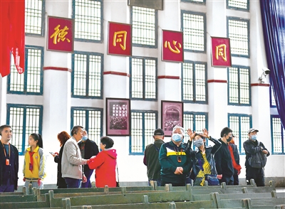 4月22日，游客在陜西延安楊家?guī)X革命舊址中央大禮堂參觀。新華社記者 張博文 攝