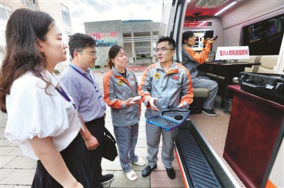 江蘇省宜興市紀(jì)委監(jiān)委成立專項(xiàng)督查組，通過(guò)實(shí)地查看、隨機(jī)抽查、查閱臺(tái)賬等方式，對(duì)人防資金監(jiān)督管理、項(xiàng)目行政審批、工程建設(shè)管理等問(wèn)題進(jìn)行重點(diǎn)監(jiān)督，專項(xiàng)治理人防系統(tǒng)腐敗問(wèn)題。圖為該市紀(jì)檢監(jiān)察干部深入一線了解相關(guān)情況。鄒宜賓 攝