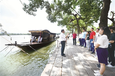 人無精神不立，國無精神不強，黨無精神不興。偉大建黨精神是中國共產(chǎn)黨的精神之源，指引和激勵中國共產(chǎn)黨人不斷前進(jìn)。圖為7月1日，市民及游客前往浙江嘉興南湖，瞻仰紅船并與之合影。 （圖片來源：人民視覺）