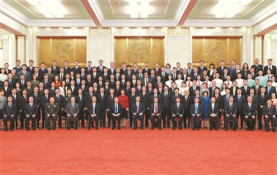 7月13日，黨和國家領(lǐng)導(dǎo)人習(xí)近平、李克強(qiáng)、汪洋、王滬寧、趙樂際、韓正等在北京人民大會堂會見中國共產(chǎn)黨成立100周年慶?；顒踊I辦工作有關(guān)方面代表。 新華社記者 殷博古 攝