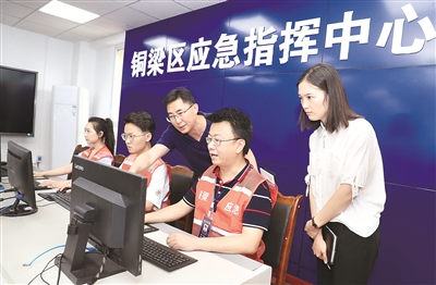 圖為重慶市銅梁區(qū)紀(jì)委監(jiān)委駐區(qū)府辦紀(jì)檢監(jiān)察組到區(qū)應(yīng)急指揮中心，對(duì)全區(qū)應(yīng)急管理指揮工作開展監(jiān)督檢查。  劉敏 攝