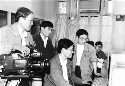 圖為1995年潘云鶴（左三）指導(dǎo)學(xué)生做科學(xué)研究。