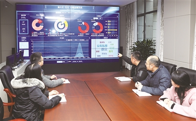 重慶市渝北區(qū)運用科技手段打造監(jiān)督大數(shù)據(jù)平臺，提升監(jiān)督執(zhí)紀(jì)水平，著力發(fā)現(xiàn)查處發(fā)生在群眾身邊的腐敗和作風(fēng)問題。圖為該區(qū)紀(jì)委監(jiān)委工作人員利用“四風(fēng)”問題監(jiān)督系統(tǒng)進(jìn)行線索分析。羅鋼 攝