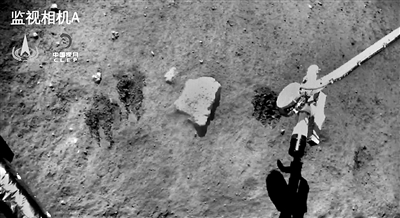 嫦娥五號(hào)發(fā)回的月球表面自動(dòng)采樣自拍視頻截圖