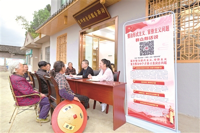 重慶市忠縣紀(jì)委監(jiān)委開展“整治形式主義、官僚主義問題，群眾有話說”接訪活動(dòng)，深入村組社區(qū)、田間地頭，了解發(fā)生在群眾身邊的形式主義、官僚主義問題線索。圖為該縣紀(jì)檢監(jiān)察干部在新立鎮(zhèn)官坪村向群眾了解相關(guān)情況。彭俊華 攝