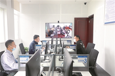 圖為4月22日，湖南省長沙公共資源交易中心運用“5G+區(qū)塊鏈”技術遠程異地評標。張佳勝 攝