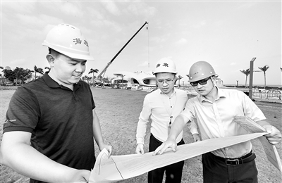 圖為海南省?？谑屑o檢監(jiān)察干部在?？跒衬稠椖楷F(xiàn)場了解標后建設(shè)等相關(guān)情況。蘇弼坤 攝