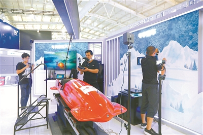 本屆服貿(mào)會(huì)更加突出數(shù)字服務(wù)、互動(dòng)體驗(yàn)，有著冰雪互動(dòng)體驗(yàn)和冬奧元素的體育服務(wù)專區(qū)成為觀眾關(guān)注焦點(diǎn)。這是首鋼園展區(qū)通訊館內(nèi)展出的可供觀眾體驗(yàn)的VR雪橇。（圖片來(lái)源：視覺(jué)中國(guó)）