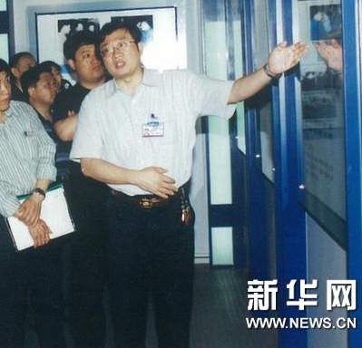 羅陽同志（右一）生前照片（資料照片）。 新華社發(fā)