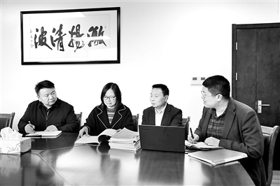 圖為上海市奉賢區(qū)紀(jì)委監(jiān)委第四審查調(diào)查室工作人員正在研究案情。 鐘朔 攝