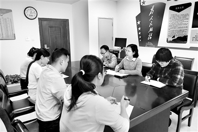 圖為廣西壯族自治區(qū)玉林市紀委監(jiān)委案件審理室工作人員圍繞栗利九案進行討論。 胡雄波 攝