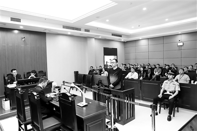 ▶圖為重慶市黔江區(qū)人民法院公開審理張懷東案。劉慧 攝