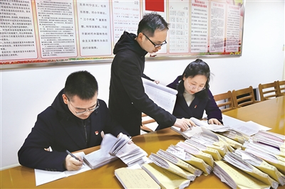 江蘇省鹽城市大豐區(qū)紀委監(jiān)委工作人員在查閱相關(guān)單位差旅費報銷發(fā)票。徐晨 攝