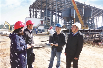 針對陶郝海案件暴露出的問題，池州市紀(jì)檢監(jiān)察干部深入企業(yè)走訪、發(fā)放調(diào)查問卷和聯(lián)系卡等，開展作風(fēng)建設(shè)監(jiān)督檢查，靶向治理隱形變異“四風(fēng)”頑癥。（池州市紀(jì)委監(jiān)委供圖）