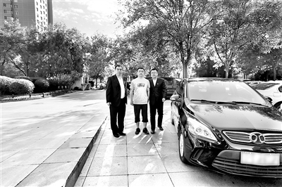 圖為專案組工作人員正在將在逃人員吳某（中）帶回區(qū)監(jiān)委接受調(diào)查。 黃創(chuàng)新 攝