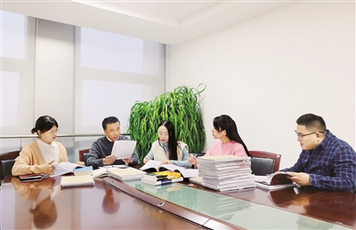 圖為淮安市紀(jì)委監(jiān)委案件審理室工作人員討論婁伯翱案有關(guān)問題。梁曉晨 攝