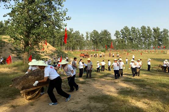 2016年9月21日,中央黨校第8期縣委書記研修班學(xué)員在教學(xué)基地體驗(yàn)翻淤壓沙,寫盡黨的好干部焦裕祿的為民情懷與英雄本色,雖然焦裕祿同志已離開我們53年,但焦裕祿精神是我們黨永遠(yuǎn)的榜樣力量和寶貴財(cái)富,廉政教育