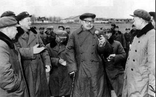 賀龍?jiān)诒本┸妳^(qū)空軍某部視察