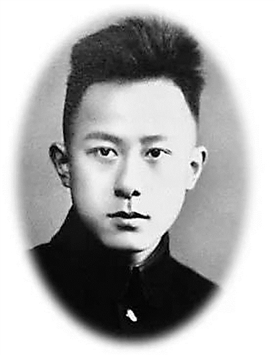 王傳馥（1920年—1942年），出生于江蘇蘇州吳縣甪直鎮(zhèn)（今屬蘇州市吳中區(qū)）。1937年參加革命，同年底赴山西臨汾八路軍辦事處學(xué)兵隊學(xué)習(xí)。1939年3月加入中國共產(chǎn)黨。