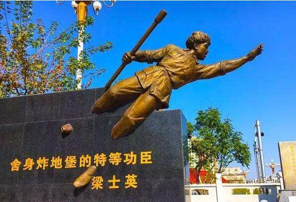 梁士英:舍身炸敵堡 英名永流傳