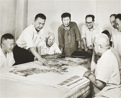 1978年8月，趙南起同志（左二）主持延邊朝鮮族自治州黨委常委會(huì)，研究延邊經(jīng)濟(jì)發(fā)展長(zhǎng)遠(yuǎn)規(guī)劃。 　　新華社發(fā)