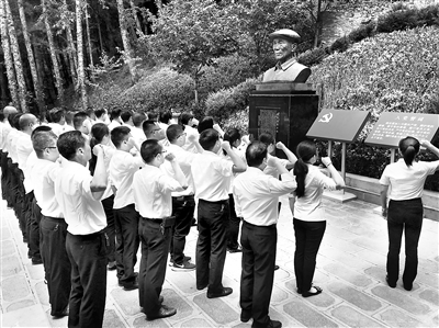 施甸縣紀(jì)委監(jiān)委利用當(dāng)?shù)丶t色資源開展黨史學(xué)習(xí)教育，組織紀(jì)檢監(jiān)察干部到楊善洲精神教育基地重溫黨史，感悟善洲精神，激勵(lì)干部永葆為民初心和使命。圖為該縣紀(jì)委監(jiān)委干部在楊善洲墓園前重溫入黨誓詞。馮玉丹 攝