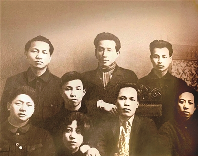 陳喬年(后排右一)與在蘇聯(lián)東方大學(xué)的同學(xué)合影。 (資料圖片)