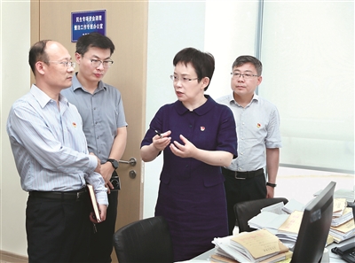 圖為孫英(右二)與同事一起分析研判某案件問題線索。(江蘇省無錫市紀(jì)委監(jiān)委供圖)