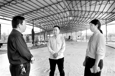 圖為陸鑫（中）在錢廟村進(jìn)行案件回訪。陳多潤 攝