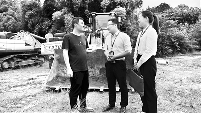 圖為李見明（中）正在某征地拆遷現(xiàn)場收集涉黑涉惡腐敗和“保護傘”問題線索。 李澍 攝