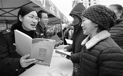 連日來(lái)，廣西壯族自治區(qū)融水苗族自治縣司法局組織多種形式的普法活動(dòng)，宣傳民法典。圖為近日，該縣司法干警在蘆笙廣場(chǎng)向市民宣傳民法典。（圖片來(lái)源：視覺(jué)中國(guó)）
