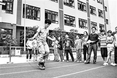 圖為王紅旭正在為學(xué)生們示范跳繩。 （資料圖片）