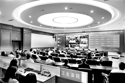 重慶市江北區(qū)紀委監(jiān)委堅持治理腐敗雙拳出擊，在嚴懲受賄行為的同時讓“圍獵”者付出沉重代價。圖為該區(qū)紀委監(jiān)委組織黨員干部現(xiàn)場聆聽受賄人員講述被“圍獵”的經(jīng)歷，提高防范意識。林凜 攝