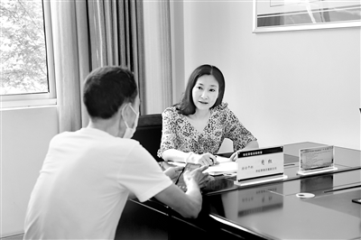   圖為肖紅（右）正在接待來訪群眾。 （資料圖片）