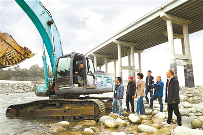 嚴(yán)查“沙霸”背后腐敗和保護傘